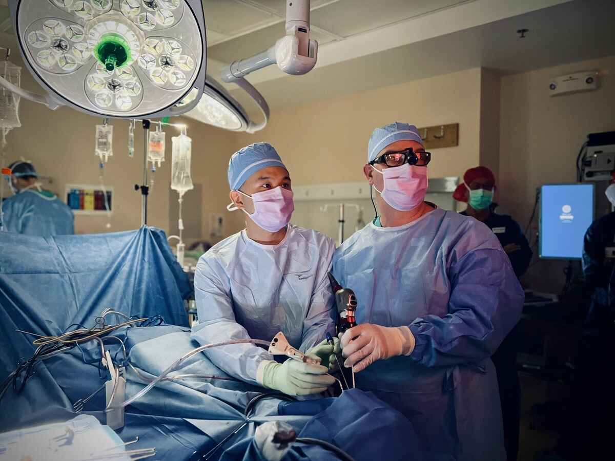 Drs. Jacky Yeung and Frank Dellacono perform minimally invasive surgery